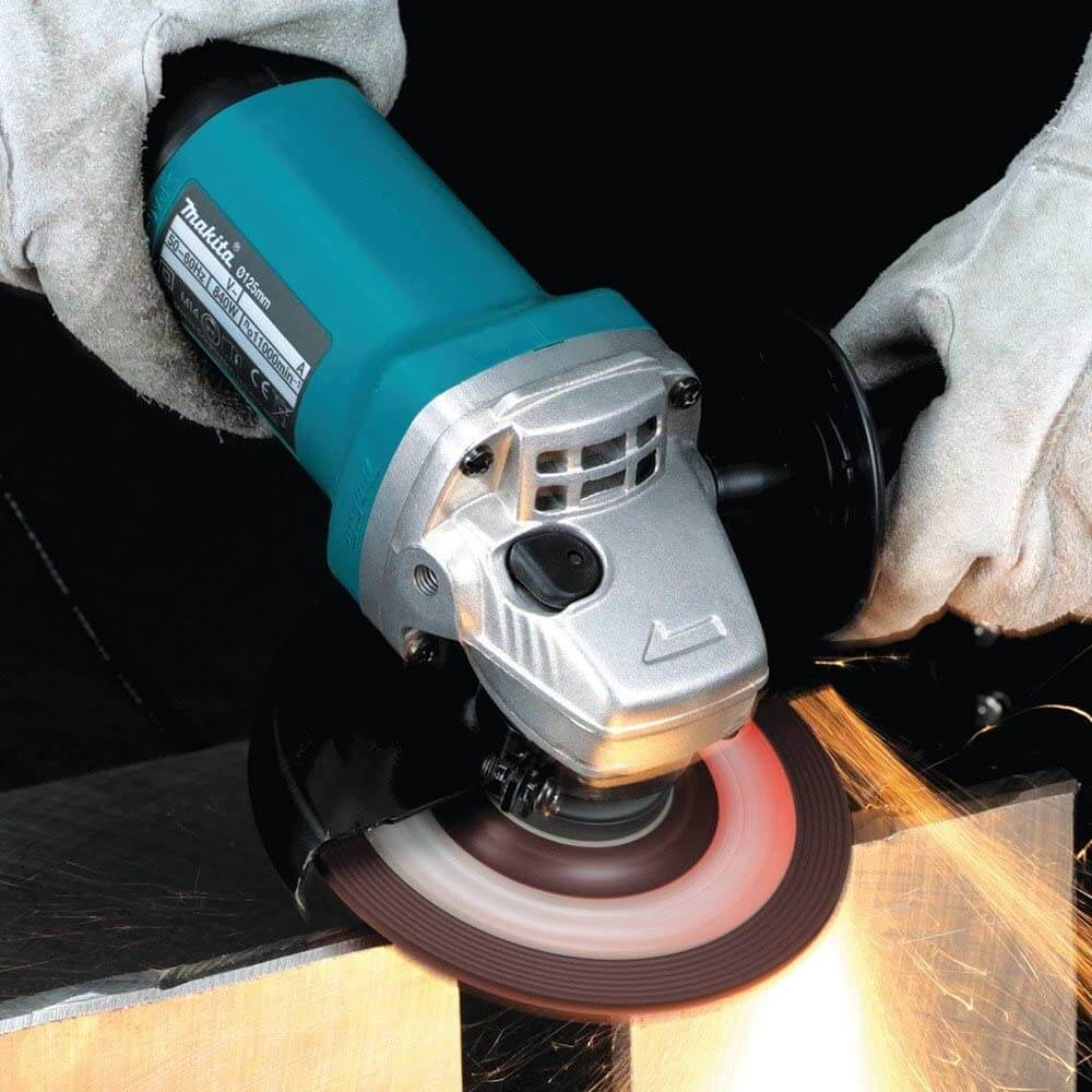Makita 9557PBX1 - Best angle grinders for wood carving